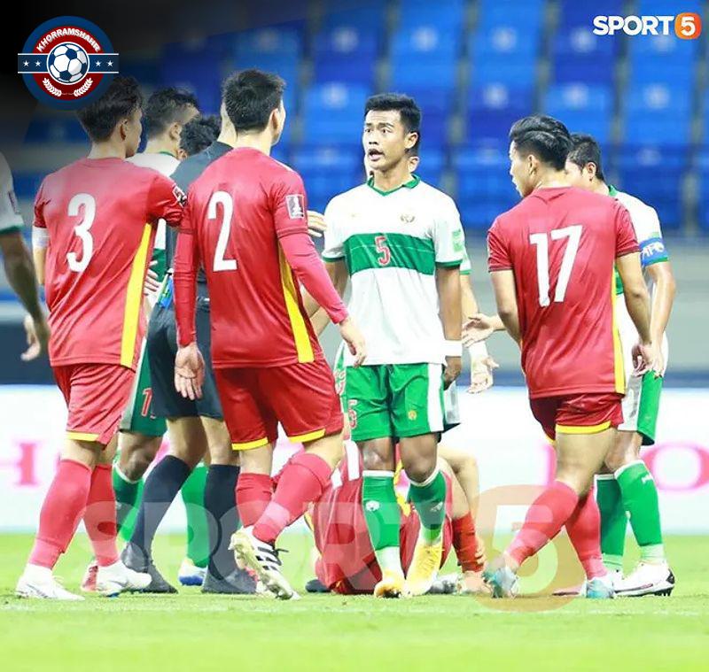 So Sánh với Những Hậu Vệ Hàng Đầu Thế Giới